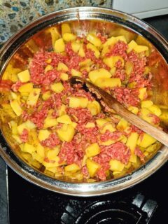 Khimo : un ragoût malgache épicé de bœuf haché et pommes de terre La viande hachée