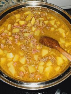 Khimo : un ragoût malgache épicé de bœuf haché et pommes de terre Le khimo est prêt lorsque les pommes de terre sont tendres