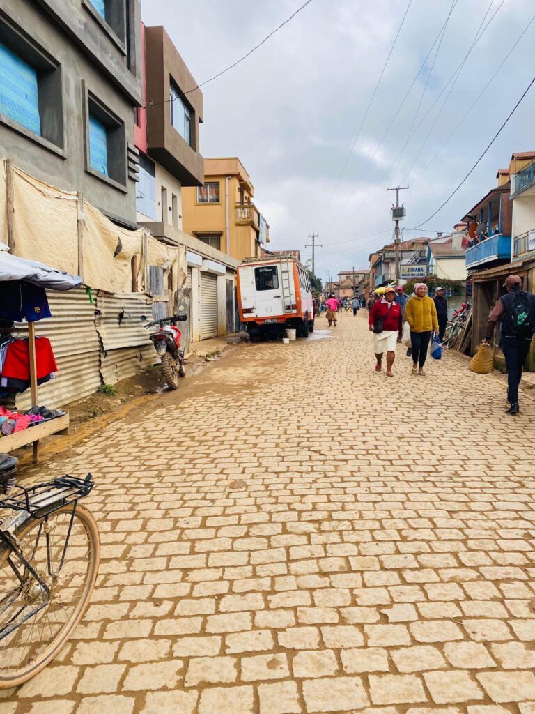 Ambohimiadana Andramasina route en pavé