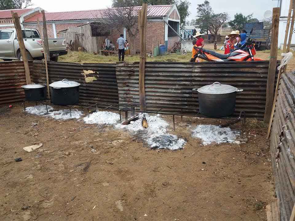 Cuisson de riz lors d'une veillée funebre à Ambovombe androy