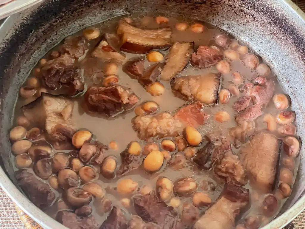 Voanjobory sy henakisoa : la recette (Pois de Bambara au porc) Cuisson du voanjobory sy henakisoa