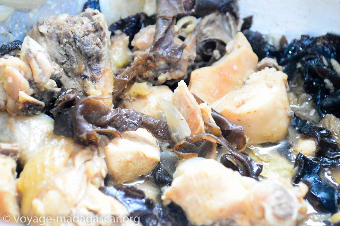 Fricassée de poulet aux champignons noirs