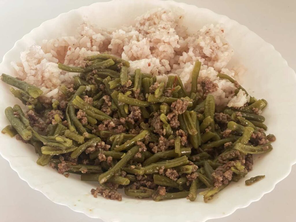 Hen'omby sy haricots verts avec riz nature