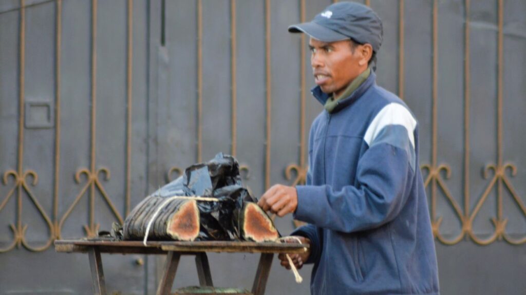 Koba (ou Koba Akondro) : gâteau traditionnel malgache à la banane et cacahuètes Marchand ambulant de Koba