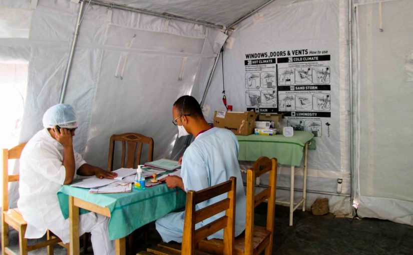 Médécin et interne travaillant dans un centre pendant l'épidémie de peste à Madagascar