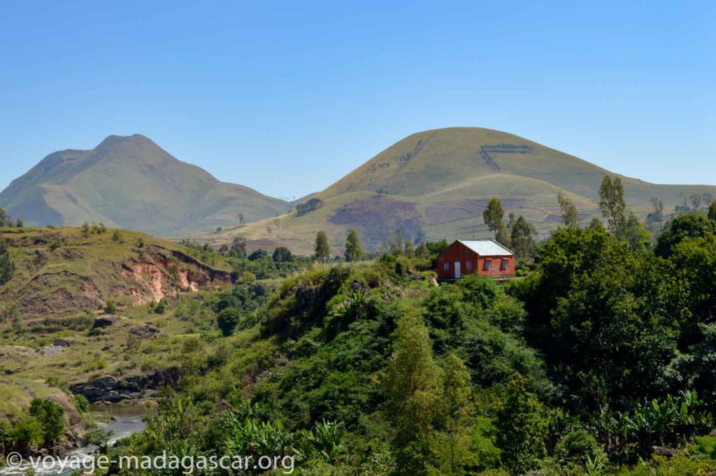 Paysage volcanique riche en arbres fruitiers