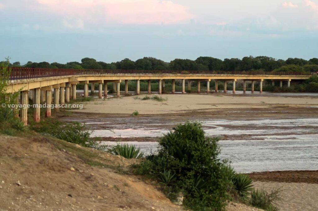 Pont de la rivière Fiherenana vers Itafy