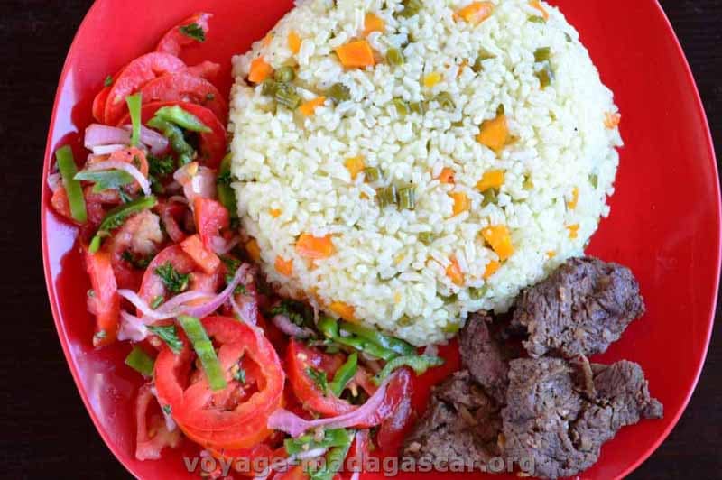 Riz aux légumes avec du steak chinois et salades de tomates et poivrons