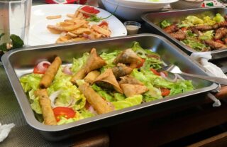 Samoussas au poisson avec salade et nems