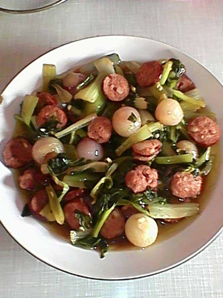 saucisse fumée au pak choi et aux échalotes