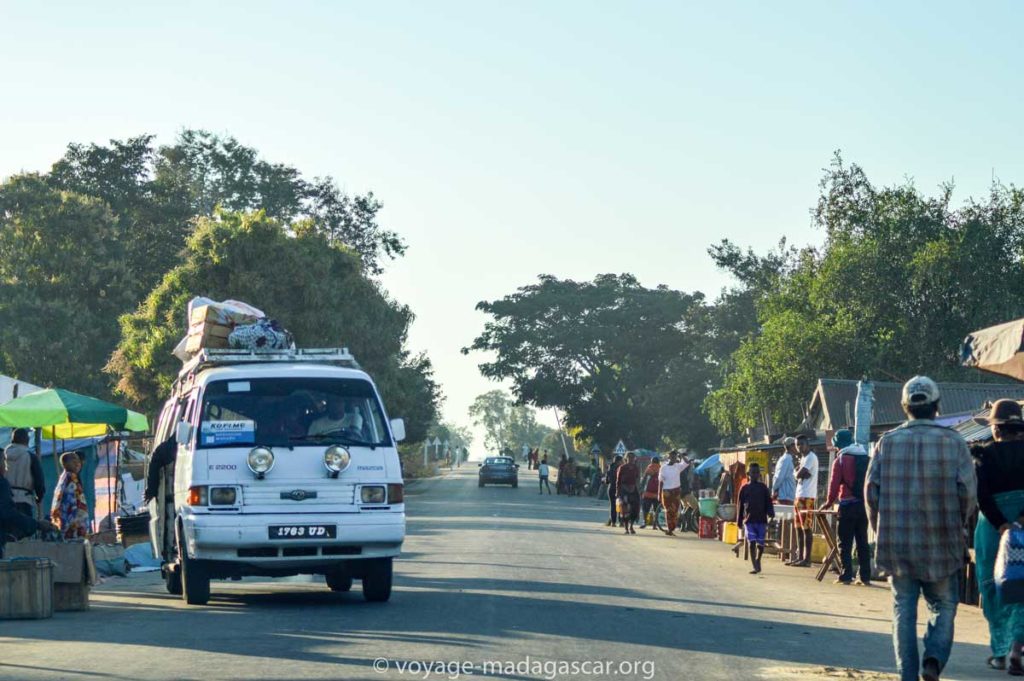 Taxi-brousse reliant Morondava Mahabo
