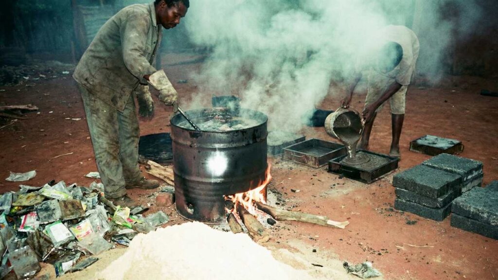 Comment transformer les plastiques en pavés à Madagascar Transformer les plastiques en pavés