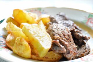 Viande de zébu steak et pommes de terre frites à 2€ dans les petites gargotes