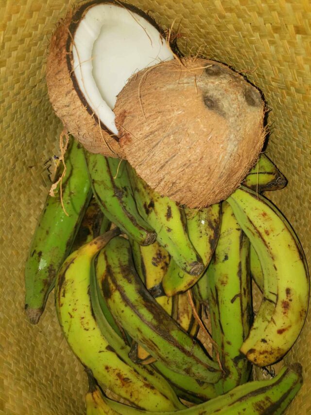 Plantain cru mélangé à du tripes à la noix de coco