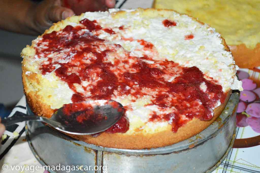 Préparation du gâteau à la fraise fait maison