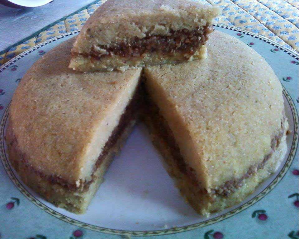 Gâteau de maïs à la banane fourré aux cacahuètes