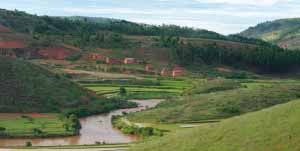 Petit village caché dans les hautes montagnes
