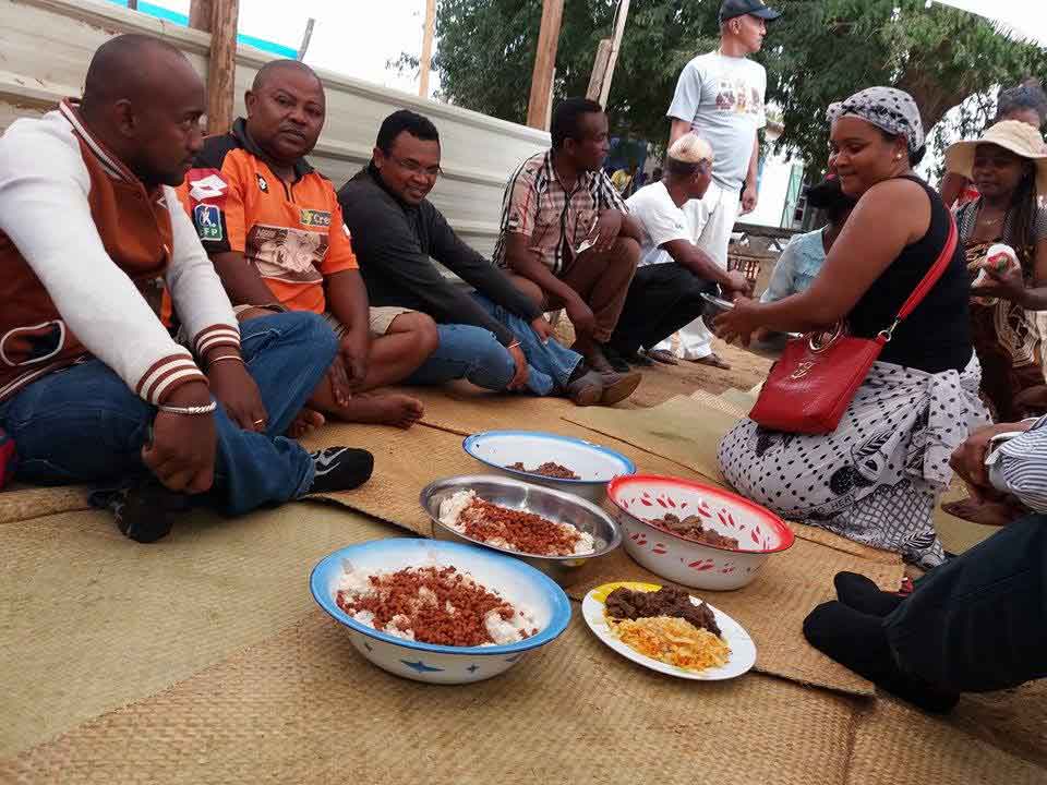 repas des VIP lors d'une veillée funebre à Ambovombe androy