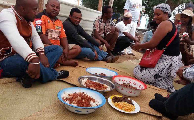 repas des VIP lors d'une veillée funebre à Ambovombe androy