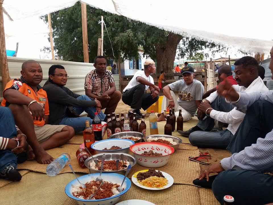 repas lors d'une veillée funebre à ambovombe androy