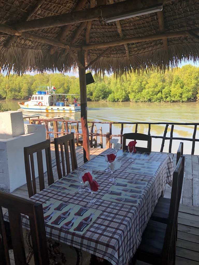 restaurant avec belle vue sur les mangroves