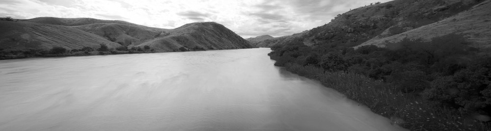vue panoramique en noir et blanc du fleuve Tsiribihina